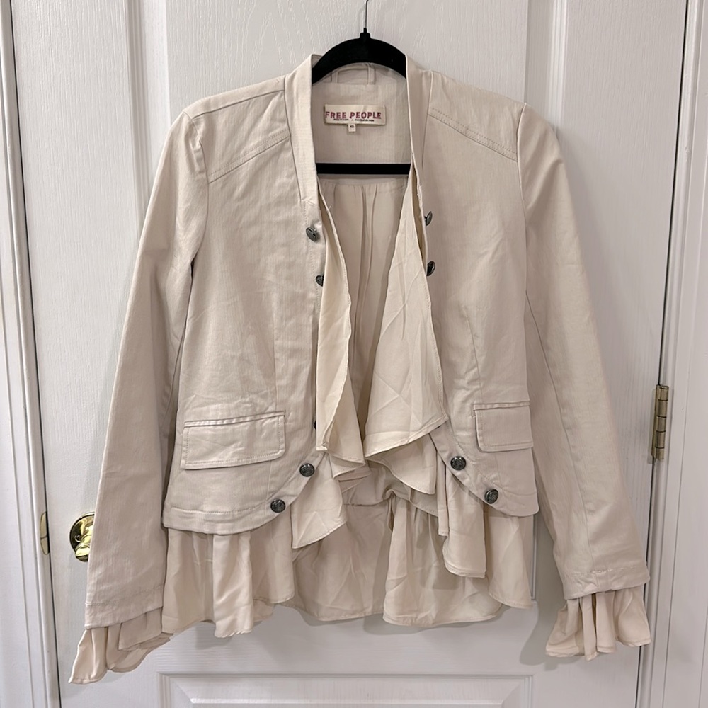 Free People, beautiful fall outwear,sizeXSwith beautiful ruffle hand&chest area.